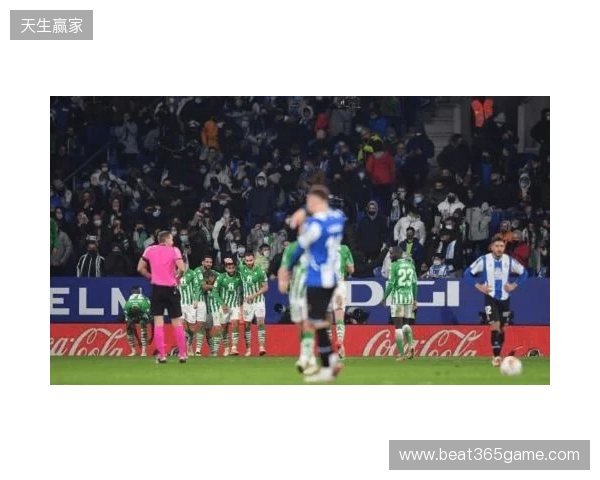 西班牙名嘴:维尼在替补席发笑不职业,在哪都该被开除 西班牙名嘴:维尼在替补席发笑不职业,在哪都该被开除