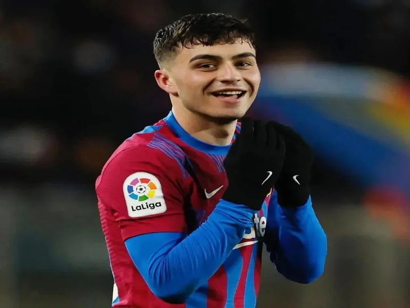 现役前三中场?维蒂尼亚:第一佩德里,然后B费、内维斯和我